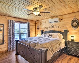 Lakefront Cabin with Deck, Fire Pit in Trenton! - Trenton - Bedroom