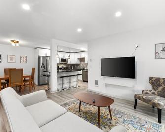 Hillside in Seattle - updated and well appointed. - Seattle - Living room