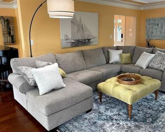 Little piece of heaven in your own back yard! - New Bern - Wohnzimmer