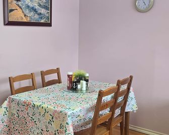 Family-Friendly Comfort in a Prime Location without the luxury price - Spruce Grove - Dining room