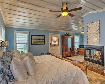 Adorable French Country Cottage Getaway - King Bed, Jetted Tub, Fireplace, Bikes - Jefferson - Bedroom