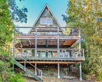 Three-story home in Willow Cove with 2 decks & great views - walk to Bass Lake - Bass Lake