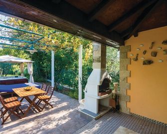 Stylish Bungalow for Three - Baošići - Patio