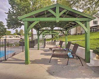 Fire Pit Access Cozy Dtwn Branson Cottage! - Branson - Patio