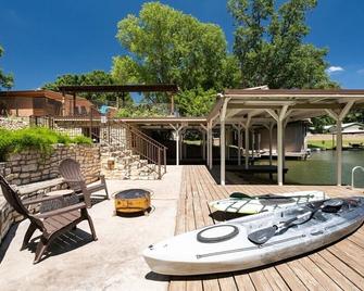 Paradise Cove- Lakefront on a Cove w/Guest Cottage - Kingsland - Patio