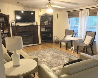Suwannee River Seclusion - Live Oak - Living room