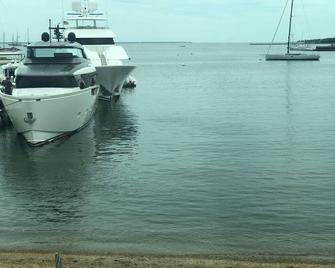 Waterfront condo with scenic views of Vineyard Haven harbor and beyond - Vineyard Haven - Beach