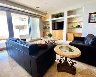 Stunning Rosarito Getaway w/ Pool and Amenities! - Rosarito - Sala de estar