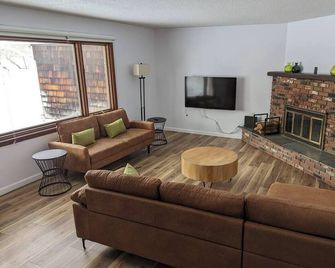 Killington Escape for Summer- Hot Tub, Family Fun-Minutes from Killington & Pico - Rutland - Living room