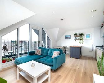Chic City 1 Bedroom Apartment with Balcony Views - London - Living room