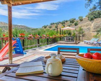 Beautiful house Andalusia´s center, 3 BD, 2 BR, Jacuzzi and Pool, waterfalls. - Algarinejo - Piscina