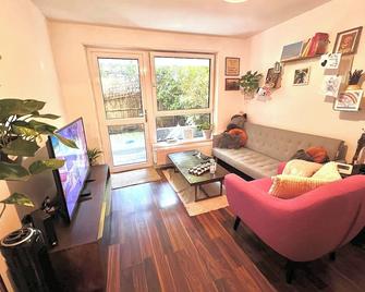 Central Chic 2 Bedroom London Flat - London - Living room