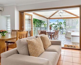 The Reef House Adults Retreat - Palm Cove - Living room