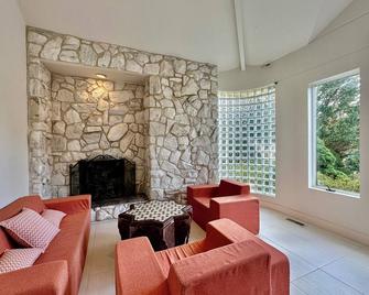 Modern Zen sanctuary. warm, Cozy, spacious & romantic summer - winter - Westhampton - Sala de estar