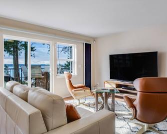 Luxury Home w/Exercise Pool & Hot Tub, Free WiFi, Fire Pit, Deck, & Game Room - Everett - Living room