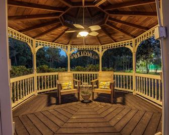 Relaxing Two-Bedroom Apartment or Studio on 13 Beautiful Wooded Acres In A Quiet Neighborhood - Tomball - Patio