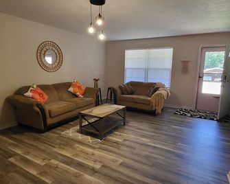 Charming Portage Lakes Remodeled House sleeps 7, 5-minute walk to the lake - Akron - Living room