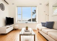 Serene And Stylish Harbourside Apartment - North Sydney - Oturma odası