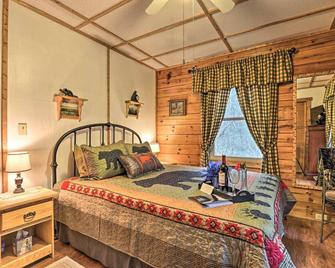 Hill Side Cosby Cozy Cove Cabin with Deck - Cosby - Bedroom