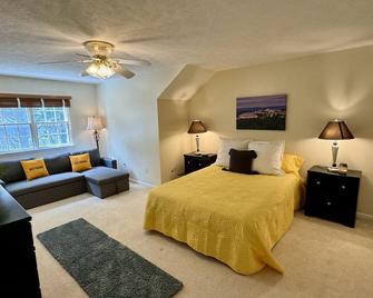 WVU Mini-Château. Cozy home located next to stadium + hospital-5 min walk. - Morgantown - Bedroom