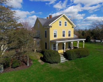 Beautiful and Spacious Farmhouse with Stunning Ocean Views and Greenhouse Garden - Little Compton - Edificio