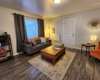 Modern Retro Retreat - McKinleyville - Sala de estar