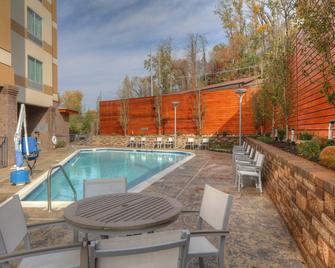 Fairfield Inn and Suites by Marriott Gatlinburg Downtown - Gatlinburg - Πισίνα