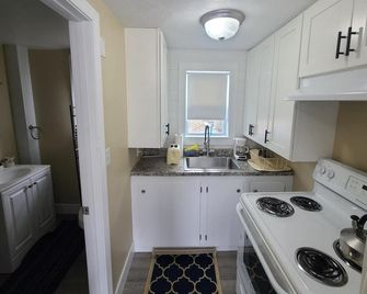 Updated 2 BD cottage. 10 min walk to Pier & Beach sleeps 5 - Old Orchard Beach - Kitchen