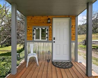 Cozy Tiny House! Small But Mighty ~ Comfy & Gorgeous Location - Central Point - Patio