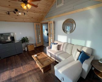 1000 Islands Waterfront Cottage - Fishers Landing - Living room