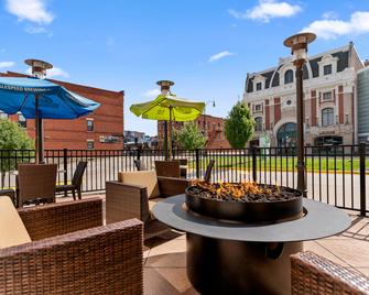 هوليداي إن دوبوك/جالينا، آن آي آيتش جي هوتل - دوبوك - شرفة