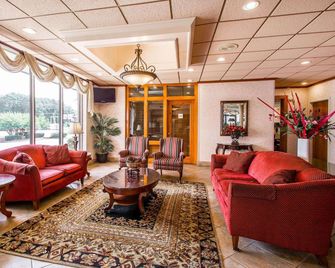 Clarion Inn & Suites Dothan South - Dothan - Lobby