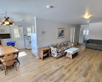 Family cottage near lake - Haliburton - Living room