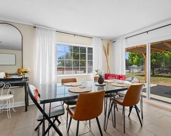 Strict No Parties, Ranch Style, Minimalist, Clean Home - San Marcos - Dining room