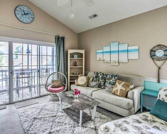 Lovely Myrtle Beach Condo 4 Mi to Boardwalk! - Myrtle Beach - Living room