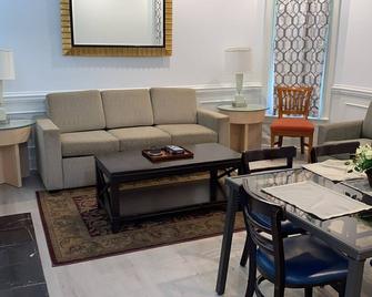Spacious 8-bedroom house with AC and Wi-Fi in Whiteville - Whiteville - Living room