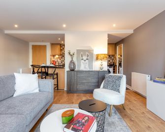Executive 7 Apartments (Kent Road) - Glasgow - Living room