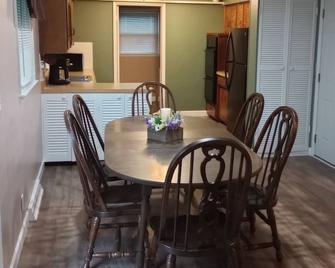 5 min walk to BSU Campus - Quiet Neighborhood - Muncie - Dining room