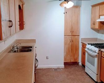 Cozy & Spacious near Lee Univ - Cleveland - Kitchen