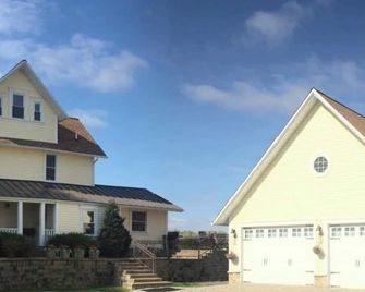 Updated Farmhouse - Sleeps 17 with Deck & Hot Tub on 10 Acres - Clarklake - Edificio