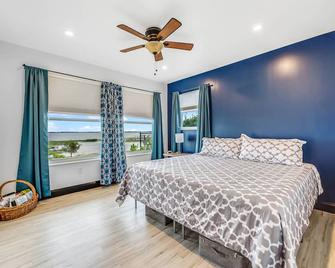 Wake up to the sunrise on Lake Placid - Lake Placid - Bedroom