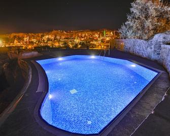 Cappadocia Caves Hotel - โกรมี - สระว่ายน้ำ