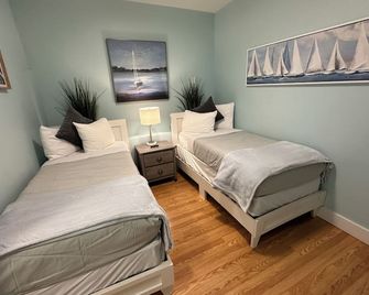 Recently Renovated 2 Bed 1 Bath (Dog Friendly) Apartment in the Broadway Neighborhood - Newport - Bedroom