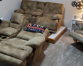 Exclusive Large 2 Bedroom Suite W/Theater Room - Cleveland - Living room