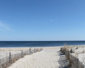Great Location and Rents as a 3 Night Weekend on Saulsbury St. - Dewey Beach - Beach