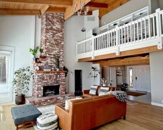 Gateway to SLO County with Pickleball & Game Room - Nipomo - Living room