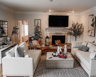 Lake house cozy to relax with a family. 6 bedroom very spacious house. - Trumbull - Sala de estar