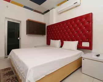 Hotel Amar By OYO Rooms - Patiala - Schlafzimmer