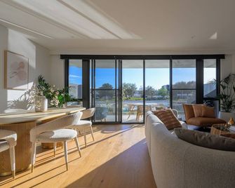 Waterfront Retreat- North Coogee - Luxury, Beachfront, family friendly, Sauna, close to Fremantle & Rottnest Island Ferry - Coogee