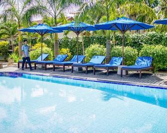 St.Lachlan Hotel & Suites - נגומבו - בריכה